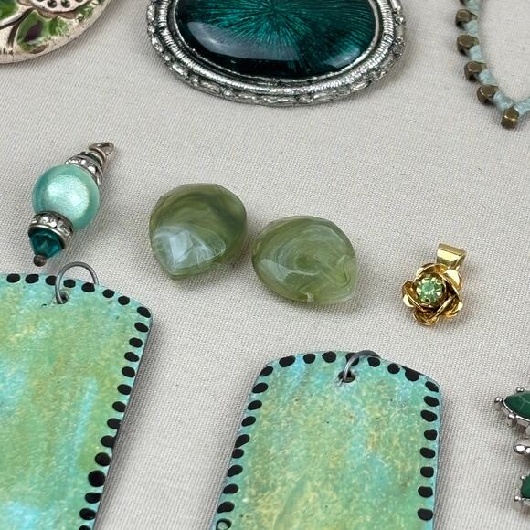 Pendant Charm Craft Jewelry Lot - 40+ Green Stone Glass Metal Dragonfly - Picture 11 of 12